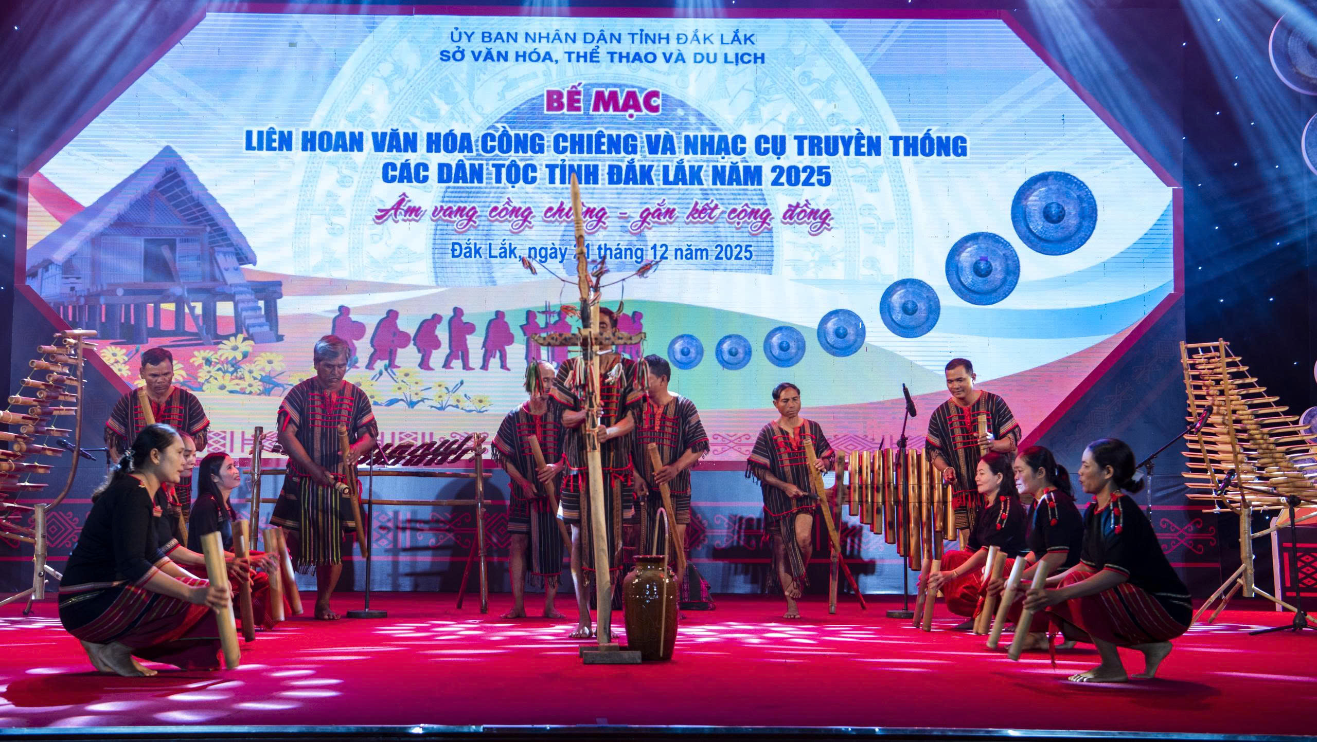 Tiết mục Múa mừng mùa trên nền chưng Dhưng